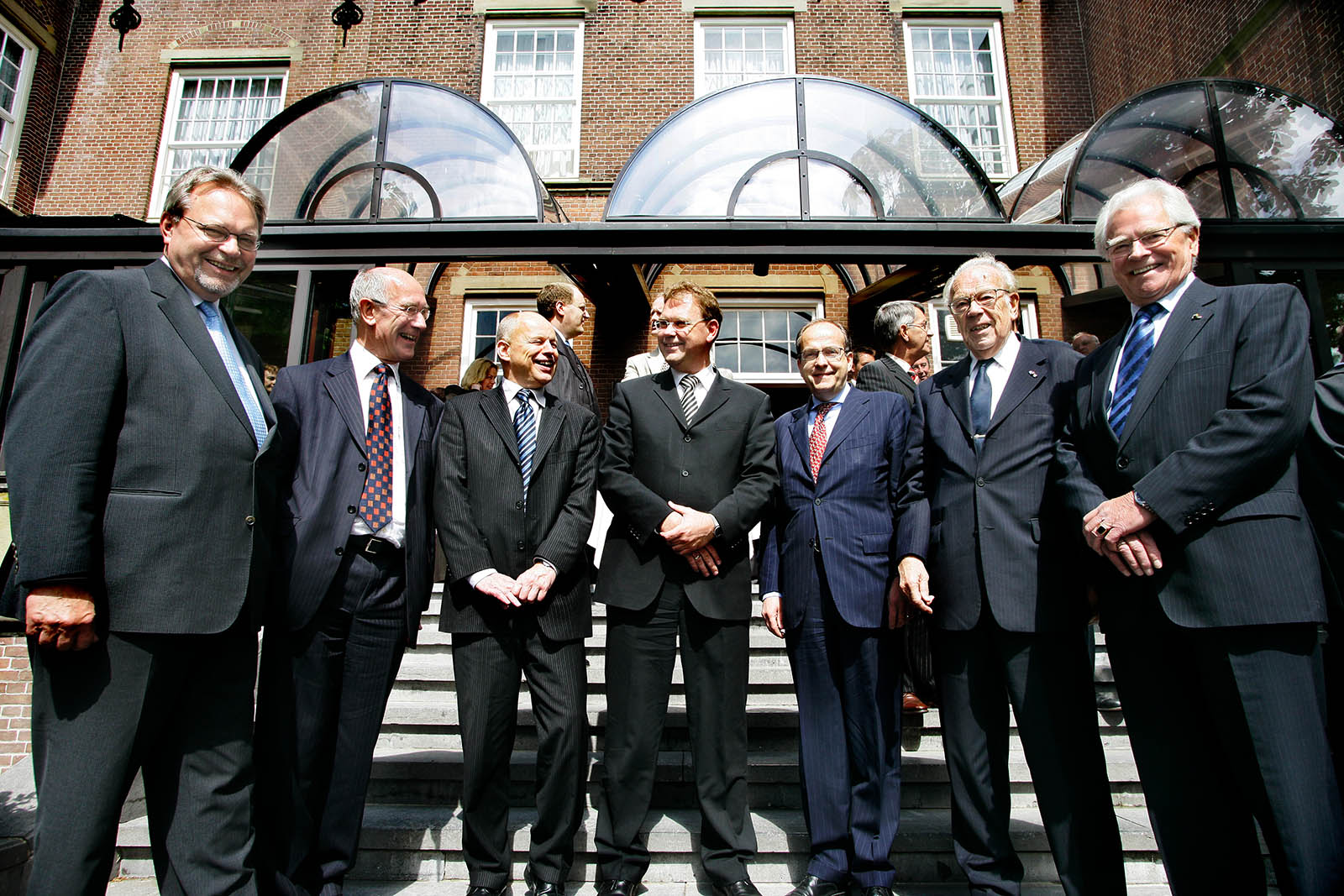 Links van Koningin Beatrix Lodewijk de Waal, rechts Jacques Schraven. Fotograaf: Robin Utrecht, Hollandse Hoogte.    v.l.n.r. Zeven ministers van Sociale Zaken: Klaas de Vries, Bert de Vries, Willem Vermeend, Aart Jan de Geus, Ad Melkert, Wil Albeda, Louw de Graaf. 