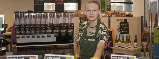 Jonge vrouw in de supermarkt